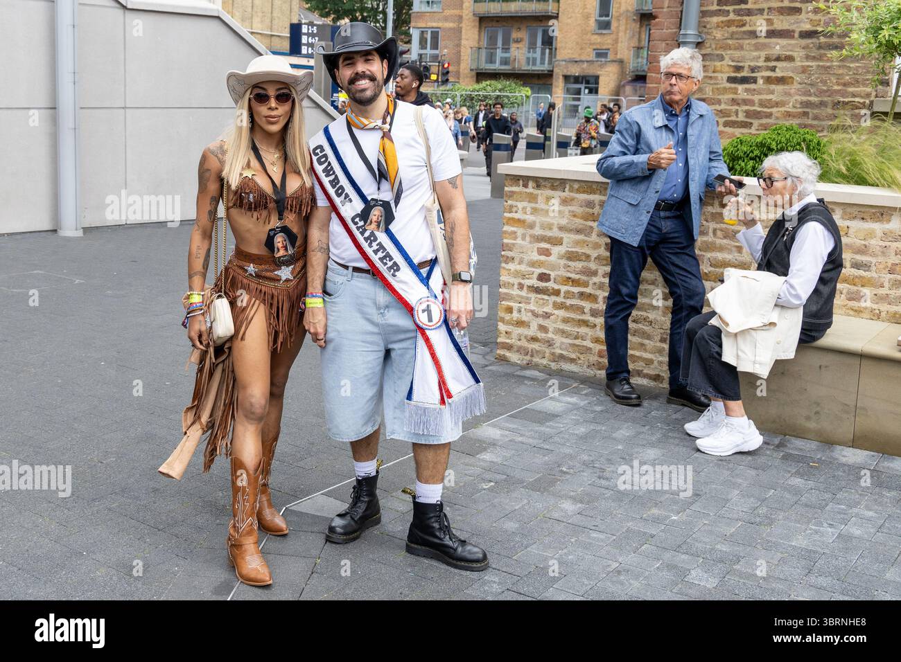 Beyonce Fans im Tottenham Hotspur Stadium besuchen ein Konzert der Beyonce Cowboy Carter Tour mit: Fans, Atmosphäre Wo: London, Großbritannien Wann: 12 Jun 2025 Credit: Phil Lewis/WENN Stockfoto