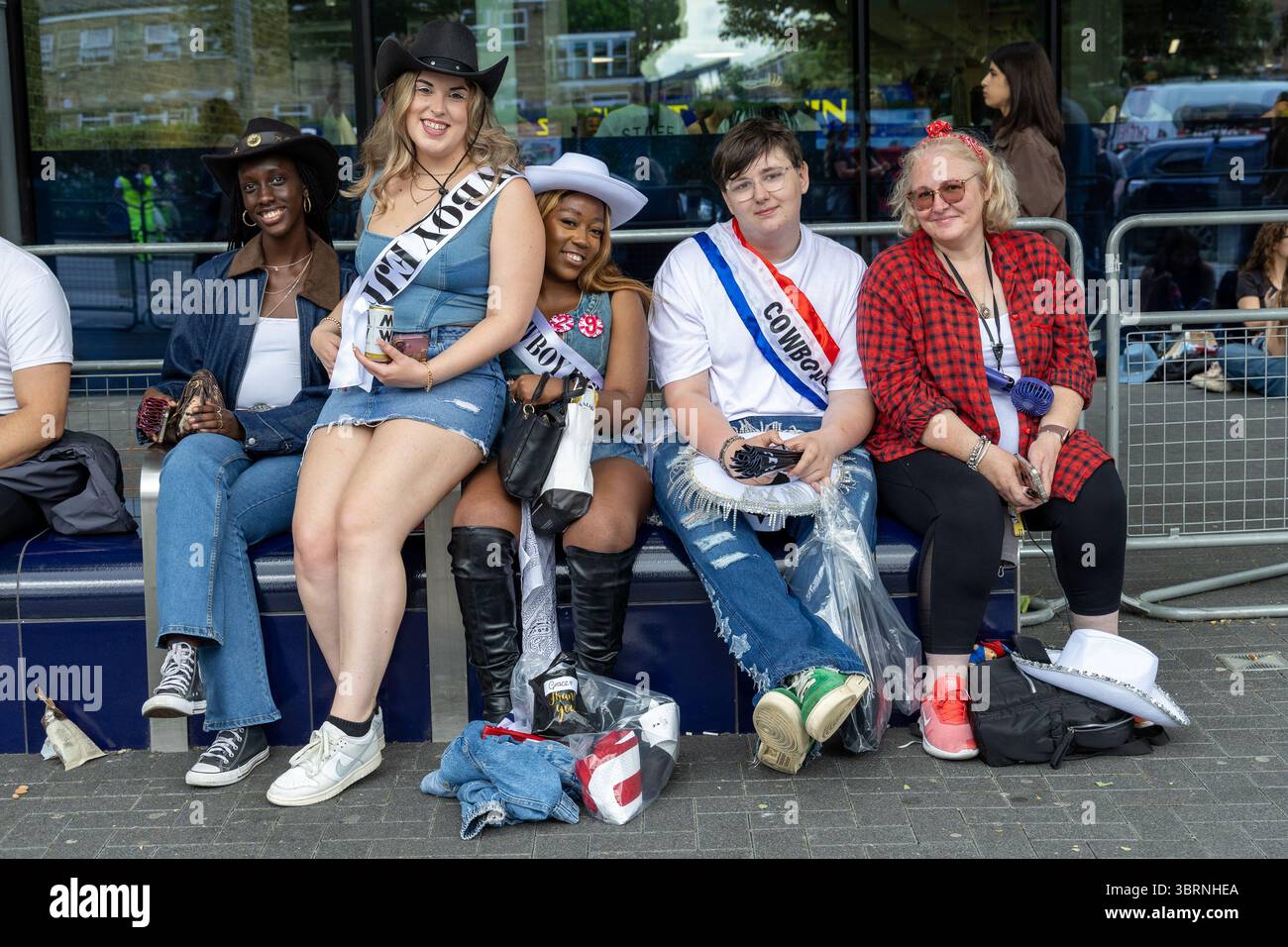 Beyonce Fans im Tottenham Hotspur Stadium besuchen ein Konzert der Beyonce Cowboy Carter Tour mit: Fans, Atmosphäre Wo: London, Großbritannien Wann: 12 Jun 2025 Credit: Phil Lewis/WENN Stockfoto