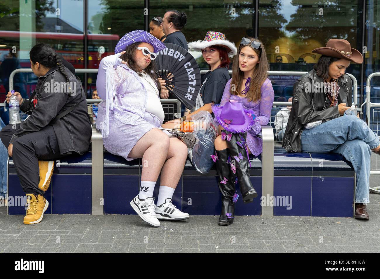 Beyonce Fans im Tottenham Hotspur Stadium besuchen ein Konzert der Beyonce Cowboy Carter Tour mit: Fans, Atmosphäre Wo: London, Großbritannien Wann: 12 Jun 2025 Credit: Phil Lewis/WENN Stockfoto