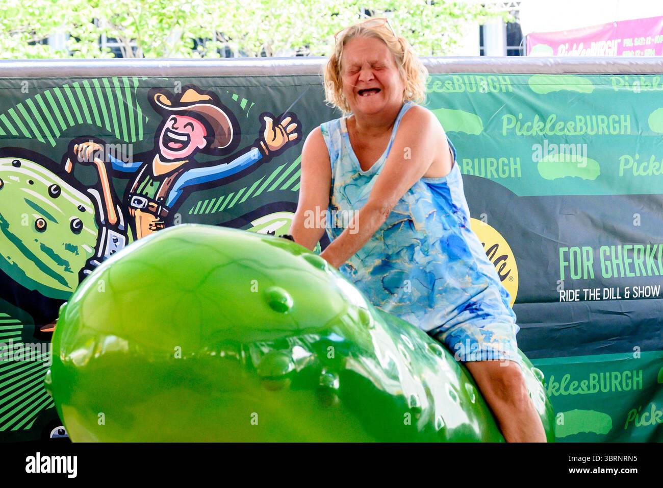 Pittsburgh, Usa. Juli 2025. Besucher des Picklesburgh-Events aller Altersgruppen versuchen ihr Glück beim 10. Jahrestag von Picklesburgh am Sonntag, den 13. Juli 2025, in der Innenstadt von Pittsburgh. Foto: Archie Carpenter/UPI Credit: UPI/Alamy Live News Stockfoto