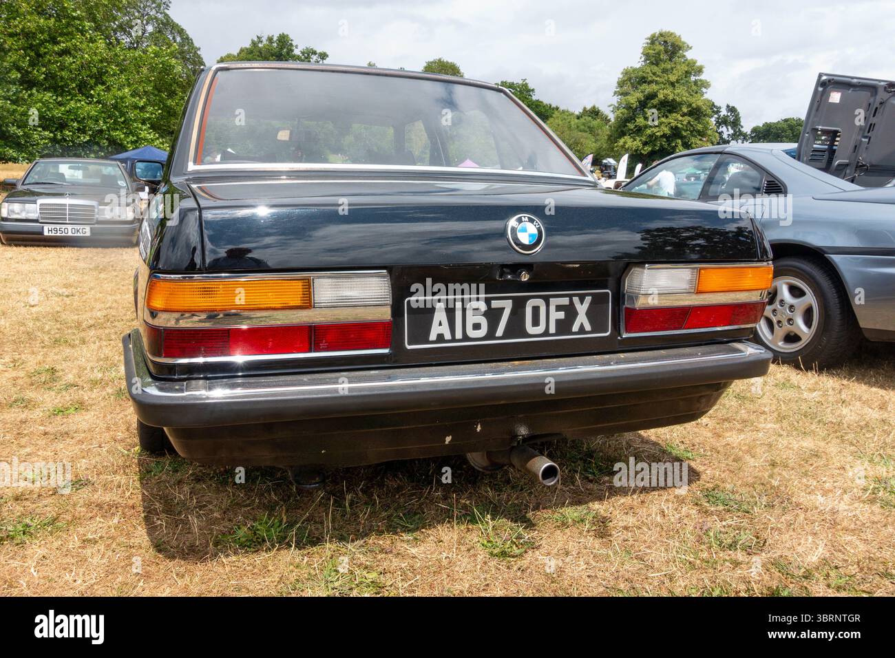 Rückansicht eines 1984er BMW 520 in Schwarz auf der Berkshire Motor Show in Reading, Großbritannien Stockfoto