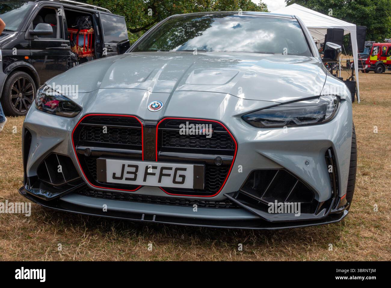 Ein BMW M4 Wettbewerb 2023 mit M xDrive Coupe auf der Berkshire Motor Show in Reading, Großbritannien Stockfoto