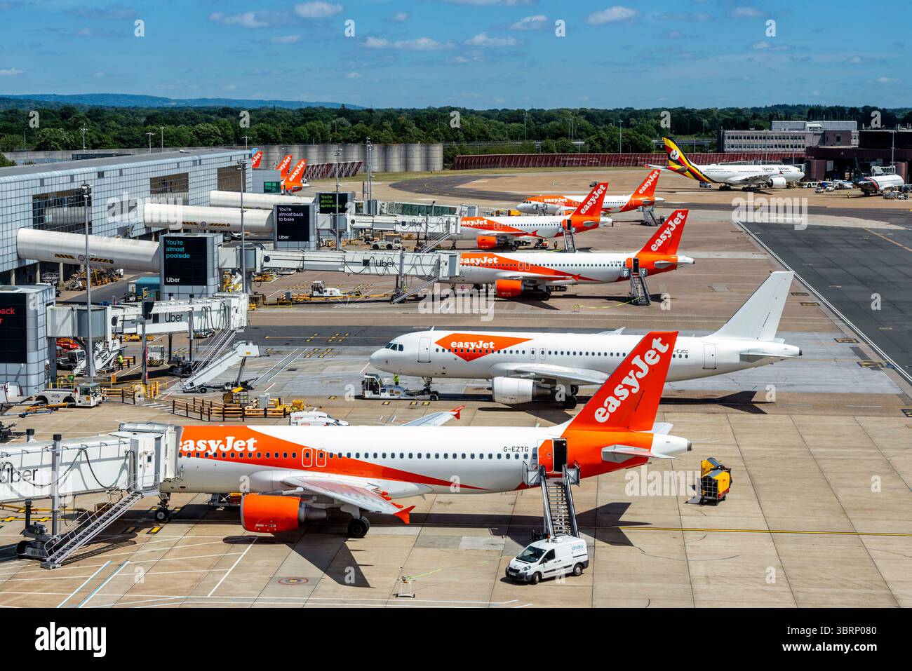 EasyJet Flugzeuge am North Terminal, Gatwick Airport, West Sussex, Großbritannien. Stockfoto