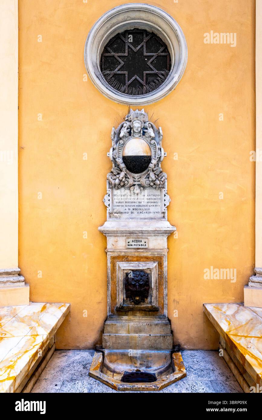 Ein farbenfroher Wasserbrunnen in der Stadt Siena, Toskana, Italien. Stockfoto