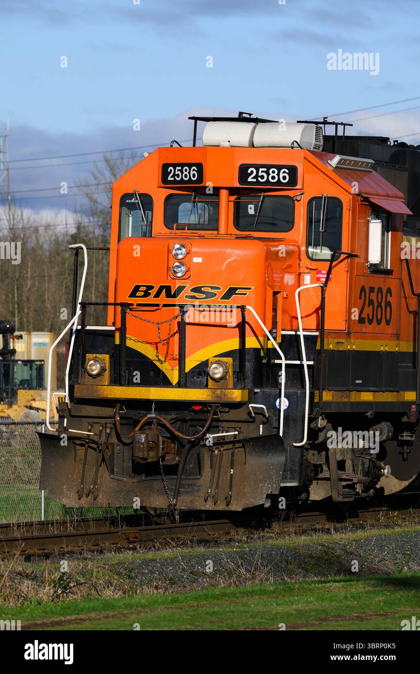 Mount Vernon, WA, USA - 8. Januar 2025; Nahaufnahme der orangefarbenen Berkshire Hathaway BNSF-Güterlokomotivkabine mit Firmenlogo Stockfoto