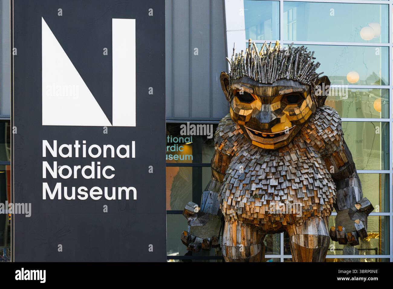 Seattle - 7. März 2025; Frankie Feetsplinter mit Schild des National Nordic Museum in Ballard Nachbarschaft Künstler Thomas Dambo Stockfoto