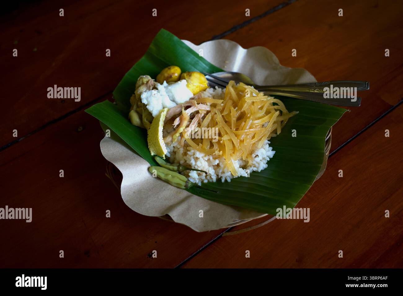 Nasi Liwet Solo oder Sego Liwet ist ein traditioneller herzhafter Reis aus Surakarta, Indonesien. Stockfoto