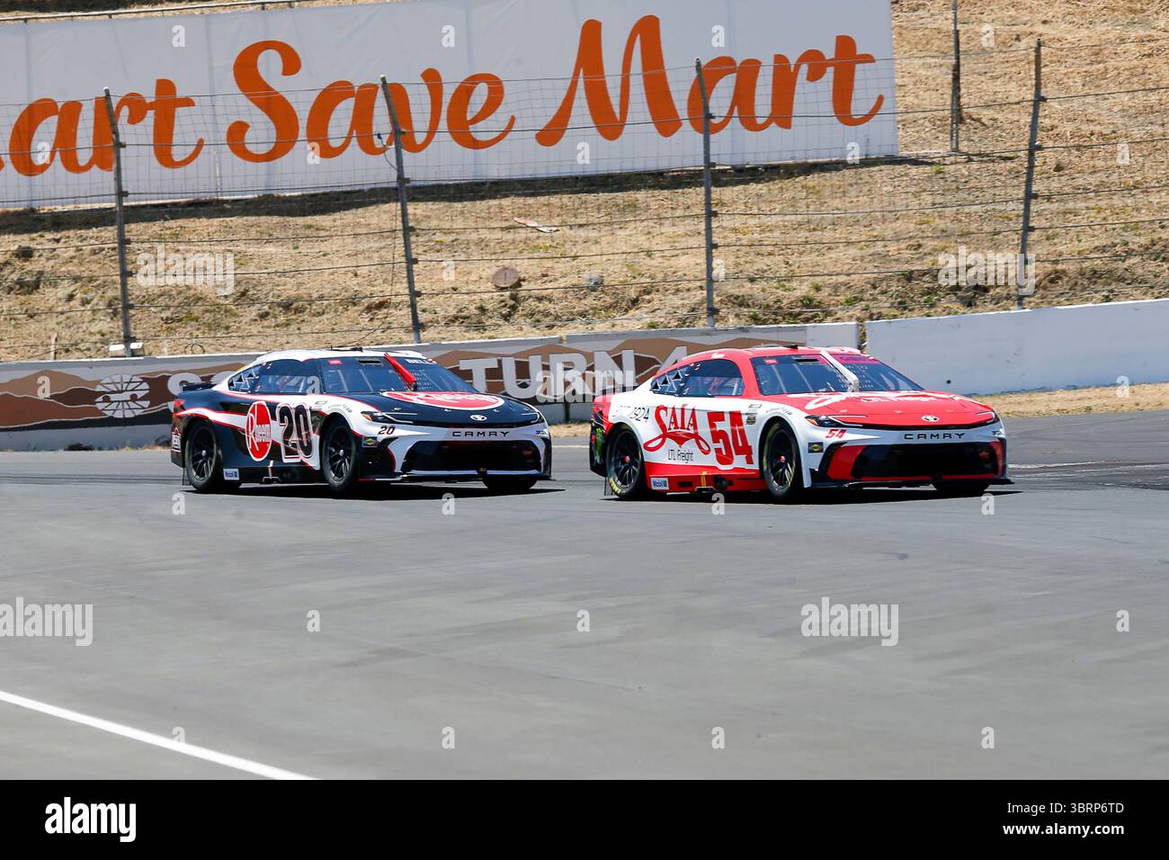 SONOMA, CA - JULY 13: Christopher Bell (#20 Joe Gibbs Racing Rheem Toyota) chases Ty Gibbs (#54 Joe Gibbs Racing SAIA LTL Freight Toyota) in early achtion at the NASCAR Cup Series Toyota/Save Mart 350 on July 13, 2025, at Sonoma Raceway in Sonoma, CA. (Photo by Larry Placido/Icon Sportswire) (Icon Sportswire via AP Images) Stockfoto