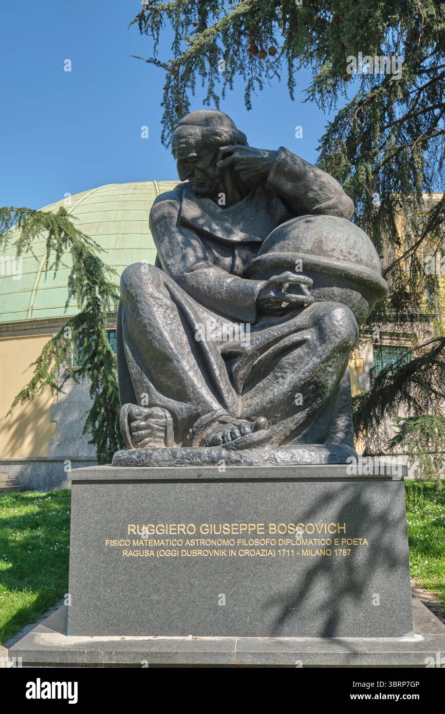 Eine Skulptur, Statue von Roger Joseph Boscovich, berühmtem Physiker, Astronomen und Mathematiker. In Mailand, Italien. Stockfoto