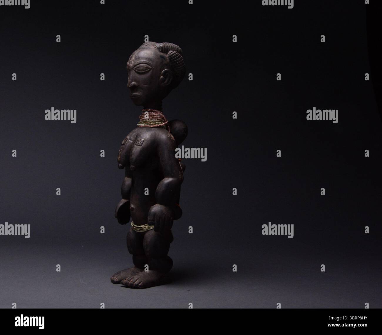 Afrikanische Stammeskunst Asante Holzskulptur einer Mutter und eines Kindes Stockfoto