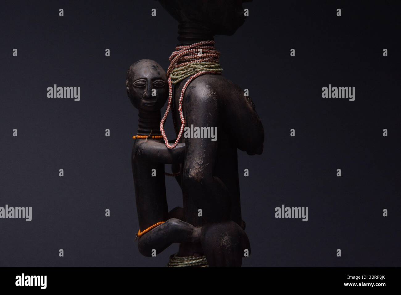 Afrikanische Stammeskunst Asante Holzskulptur einer Mutter und eines Kindes Stockfoto