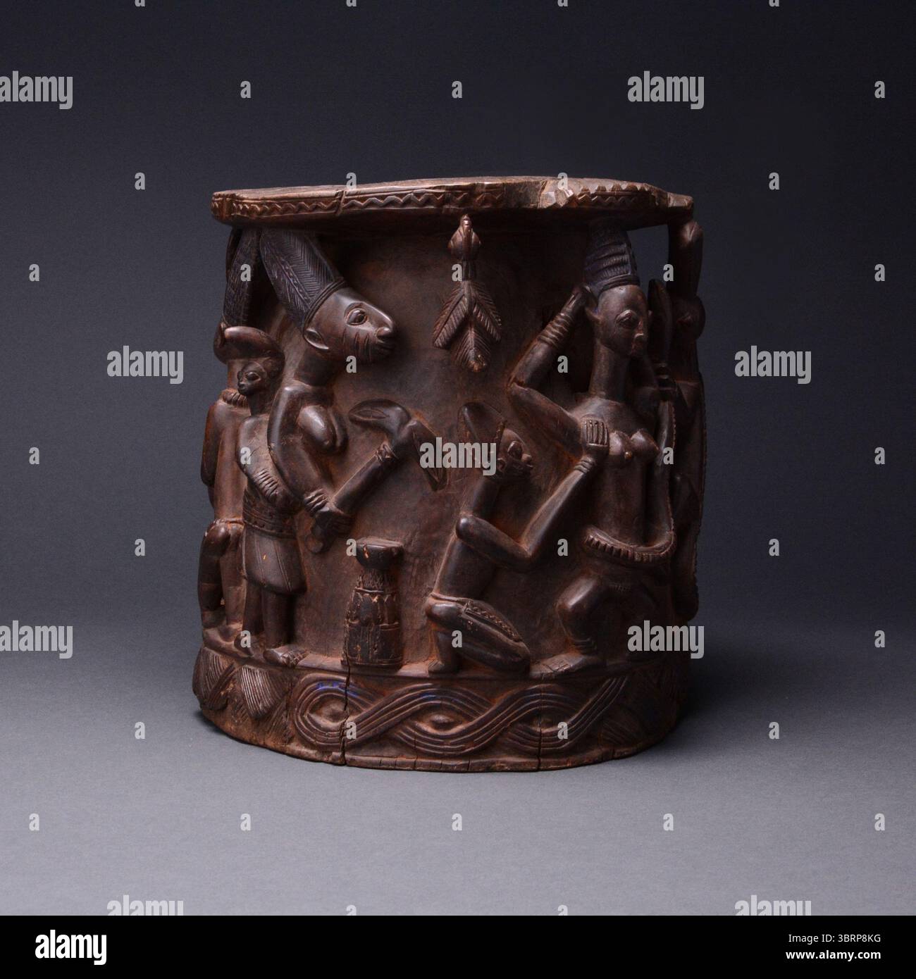 Afrikanischer Tribal Art Yoruba-Holzhocker Stockfoto