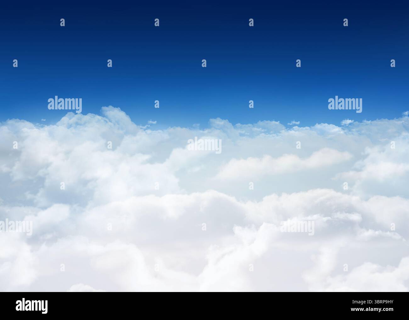 Strahlend blauer Himmel über den Wolken Stockfoto