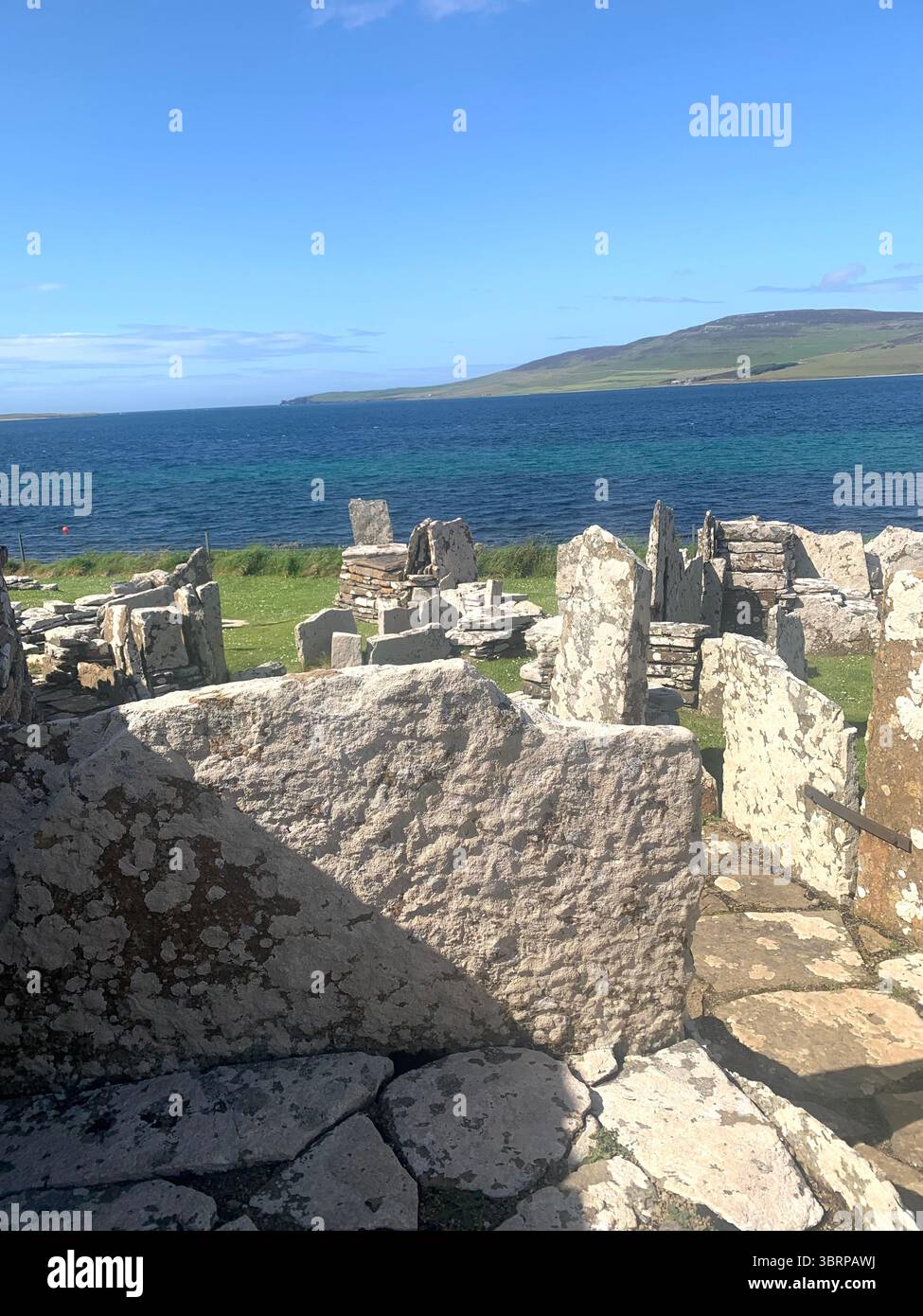 Der Broch of Gurness Scotland Orkneys Sand altes Dorf Eisenzeit Menschen historische Geschichte Gebäude Gebäude versteckte Landschaft Küste Meer - Smartphone-aufgenommenes Stockfoto