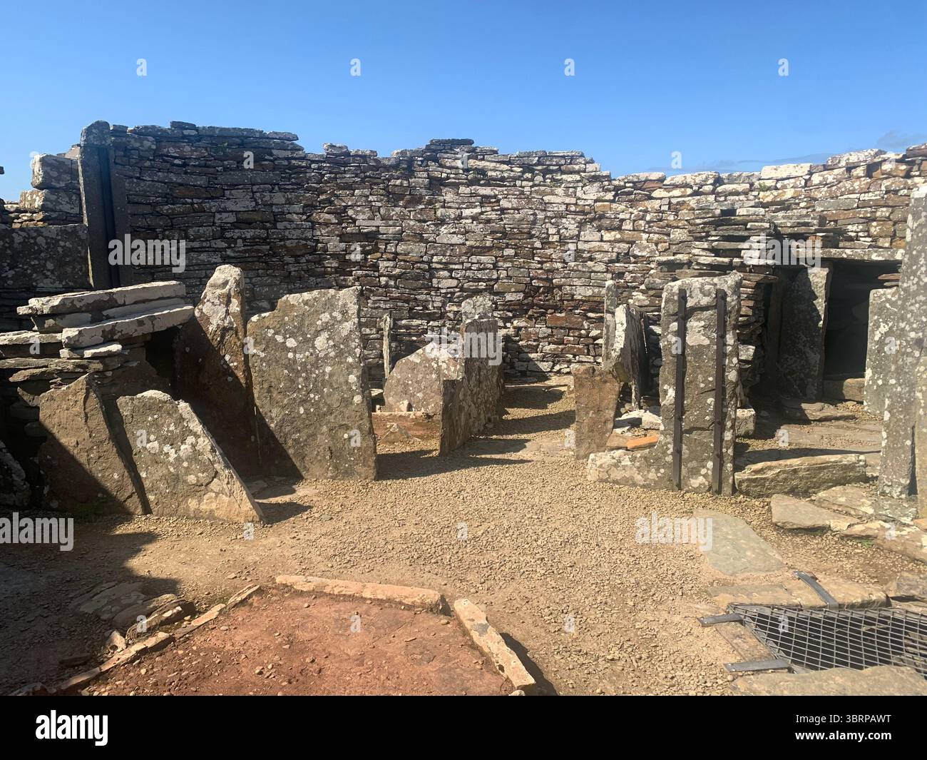 Der Broch of Gurness Scotland Orkneys Sand altes Dorf Eisenzeit Menschen historische Geschichte Gebäude Gebäude versteckte Landschaft Küste Meer - Smartphone-aufgenommenes Stockfoto