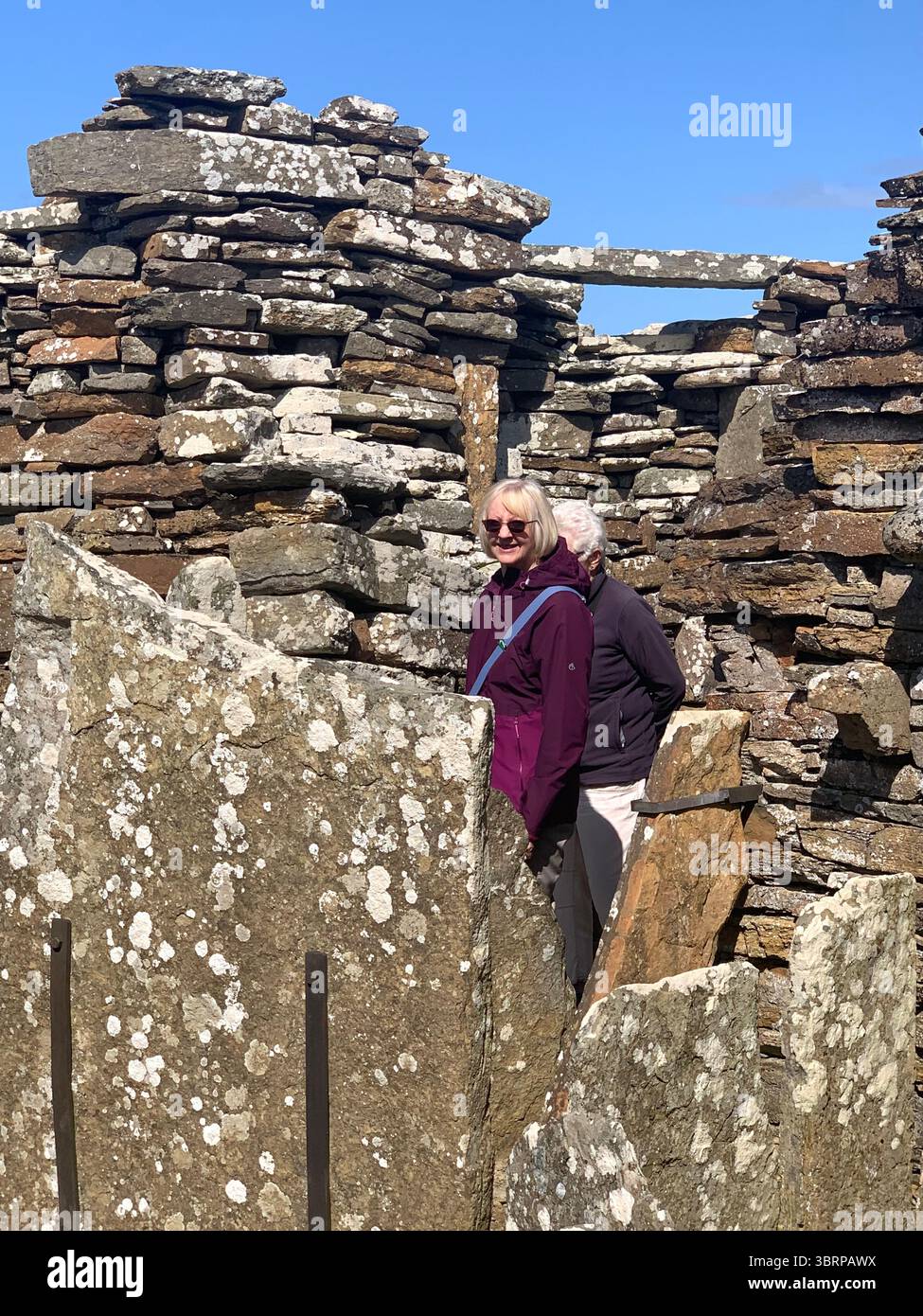 Der Broch of Gurness Scotland Orkneys Sand altes Dorf Eisenzeit Menschen historische Geschichte Gebäude Gebäude versteckte Landschaft Küste Meer - Smartphone-aufgenommenes Stockfoto