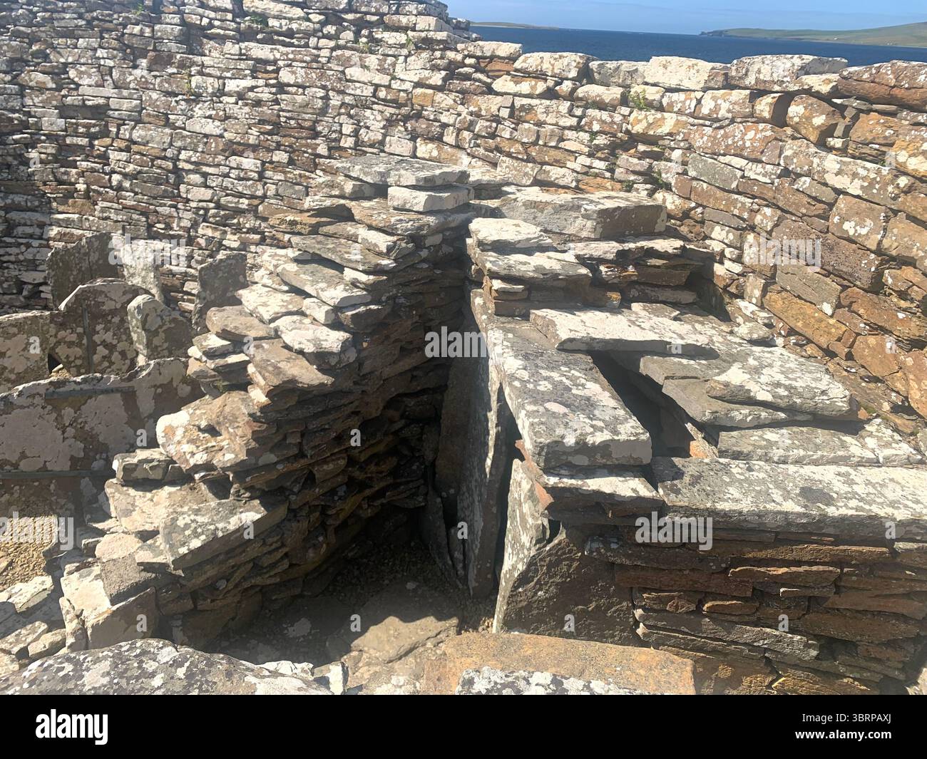Der Broch of Gurness Scotland Orkneys Sand altes Dorf Eisenzeit Menschen historische Geschichte Gebäude Gebäude versteckte Landschaft Küste Meer - Smartphone-aufgenommenes Stockfoto
