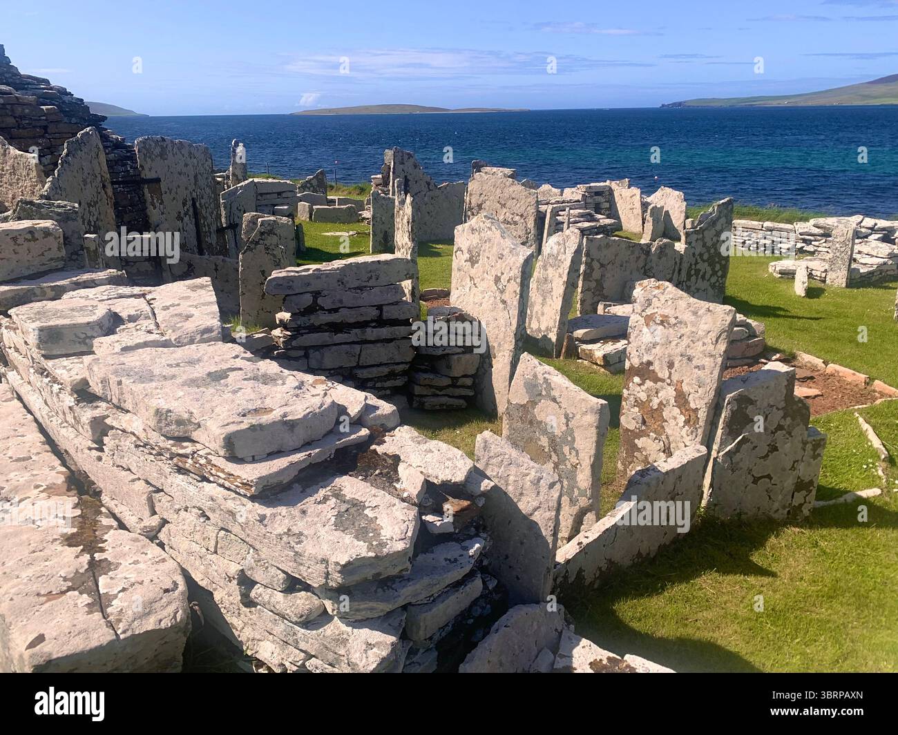 Der Broch of Gurness Scotland Orkneys Sand altes Dorf Eisenzeit Menschen historische Geschichte Gebäude Gebäude versteckte Landschaft Küste Meer - Smartphone-aufgenommenes Stockfoto