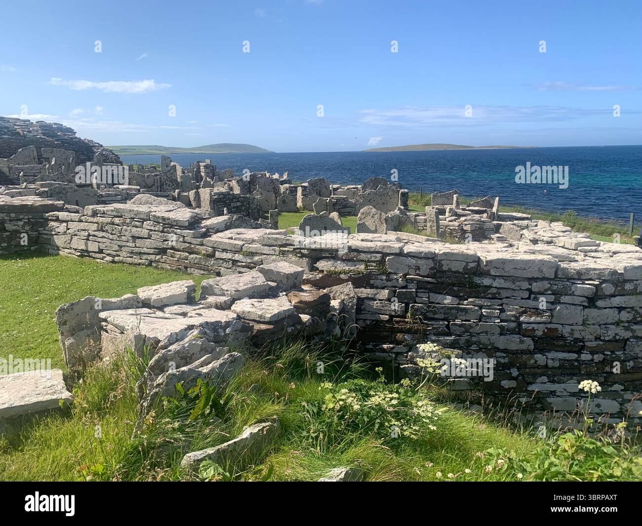 Der Broch of Gurness Scotland Orkneys Sand altes Dorf Eisenzeit Menschen historische Geschichte Gebäude Gebäude versteckte Landschaft Küste Meer - Smartphone-aufgenommenes Stockfoto