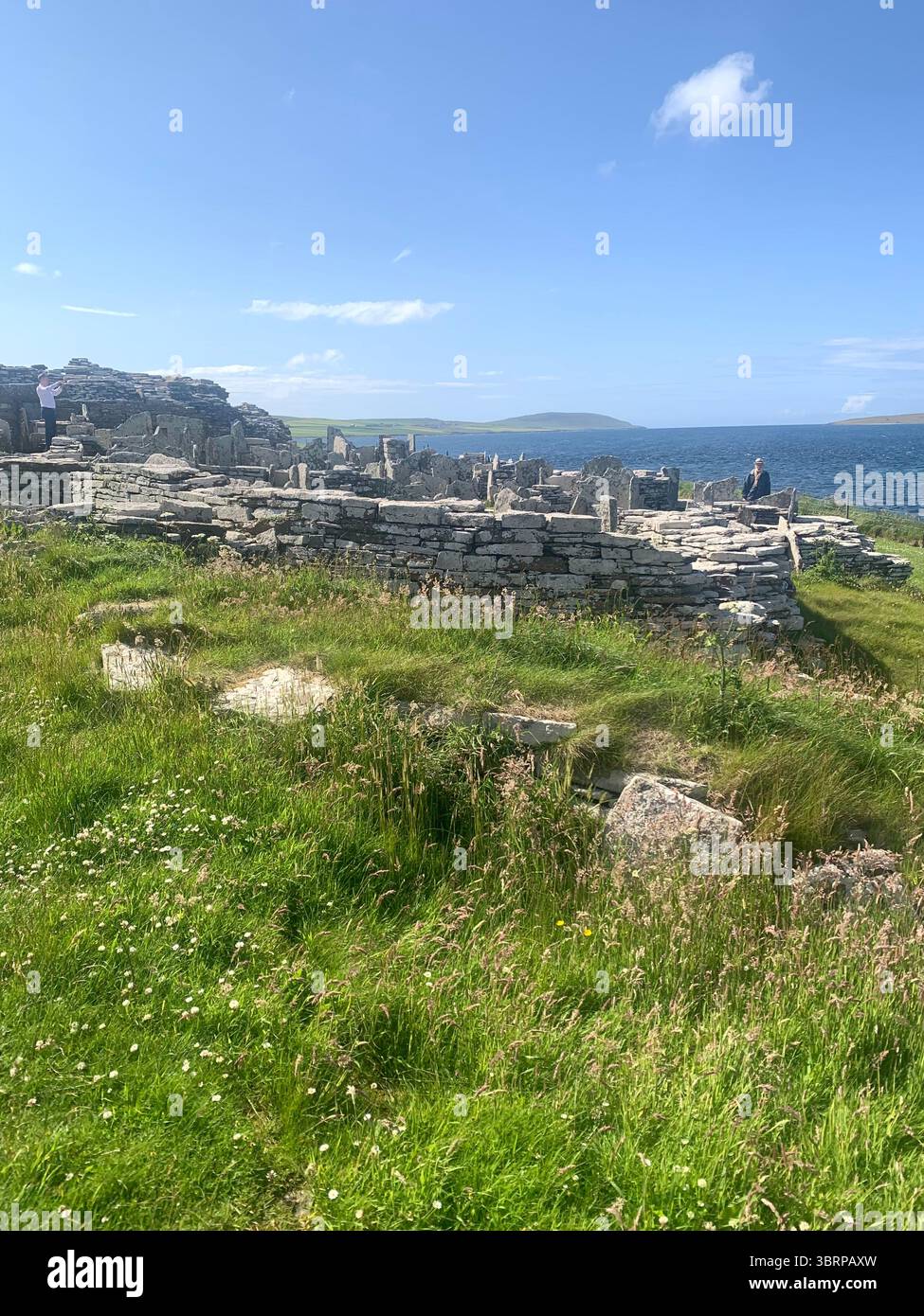 Der Broch of Gurness Scotland Orkneys Sand altes Dorf Eisenzeit Menschen historische Geschichte Gebäude Gebäude versteckte Landschaft Küste Meer - Smartphone-aufgenommenes Stockfoto