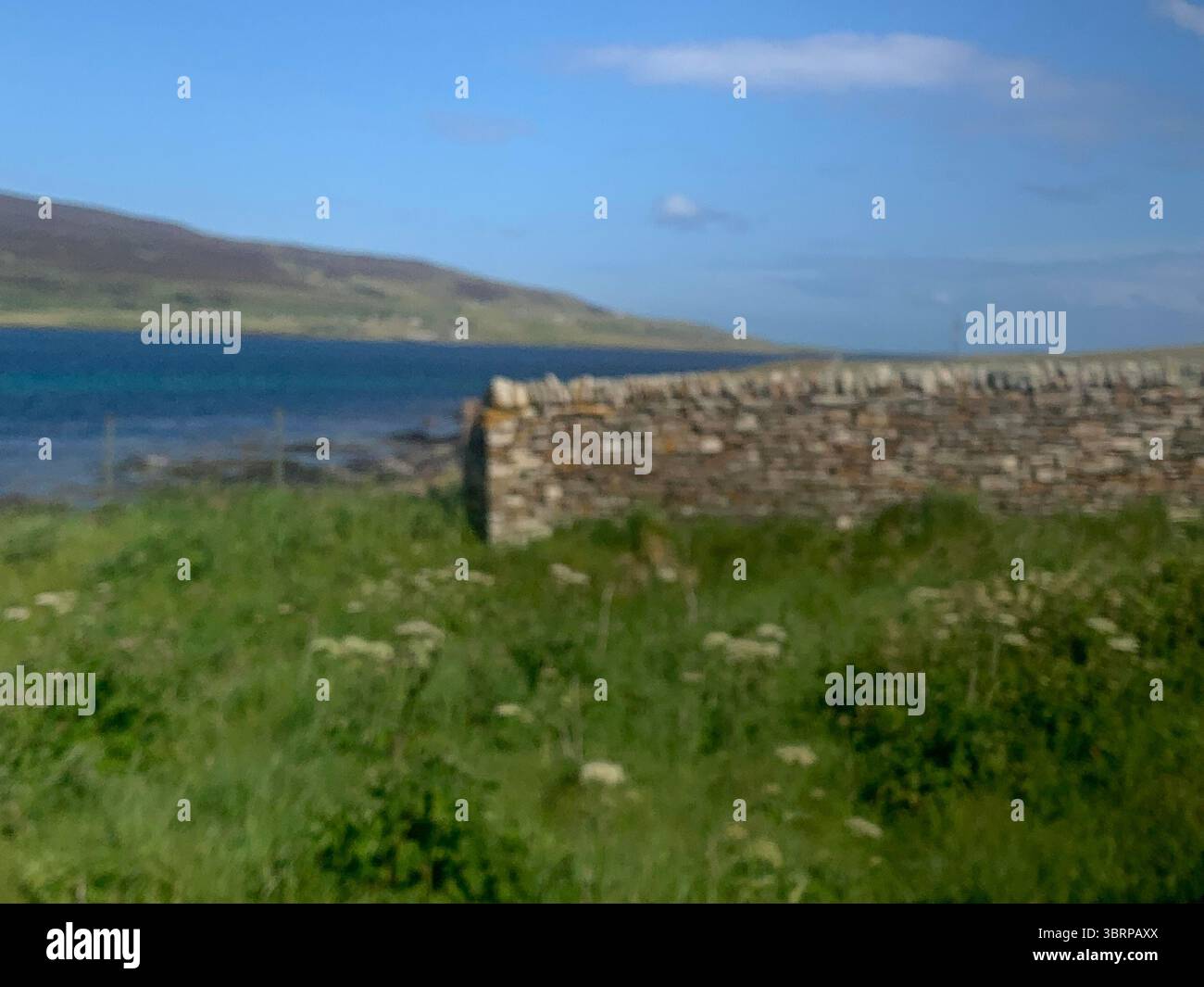 Der Broch of Gurness Scotland Orkneys Sand altes Dorf Eisenzeit Menschen historische Geschichte Gebäude Gebäude versteckte Landschaft Küste Meer - Smartphone-aufgenommenes Stockfoto