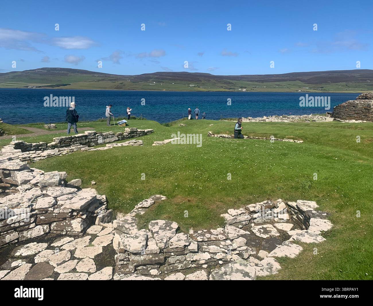Der Broch of Gurness Scotland Orkneys Sand altes Dorf Eisenzeit Menschen historische Geschichte Gebäude Gebäude versteckte Landschaft Küste Meer - Smartphone-aufgenommenes Stockfoto