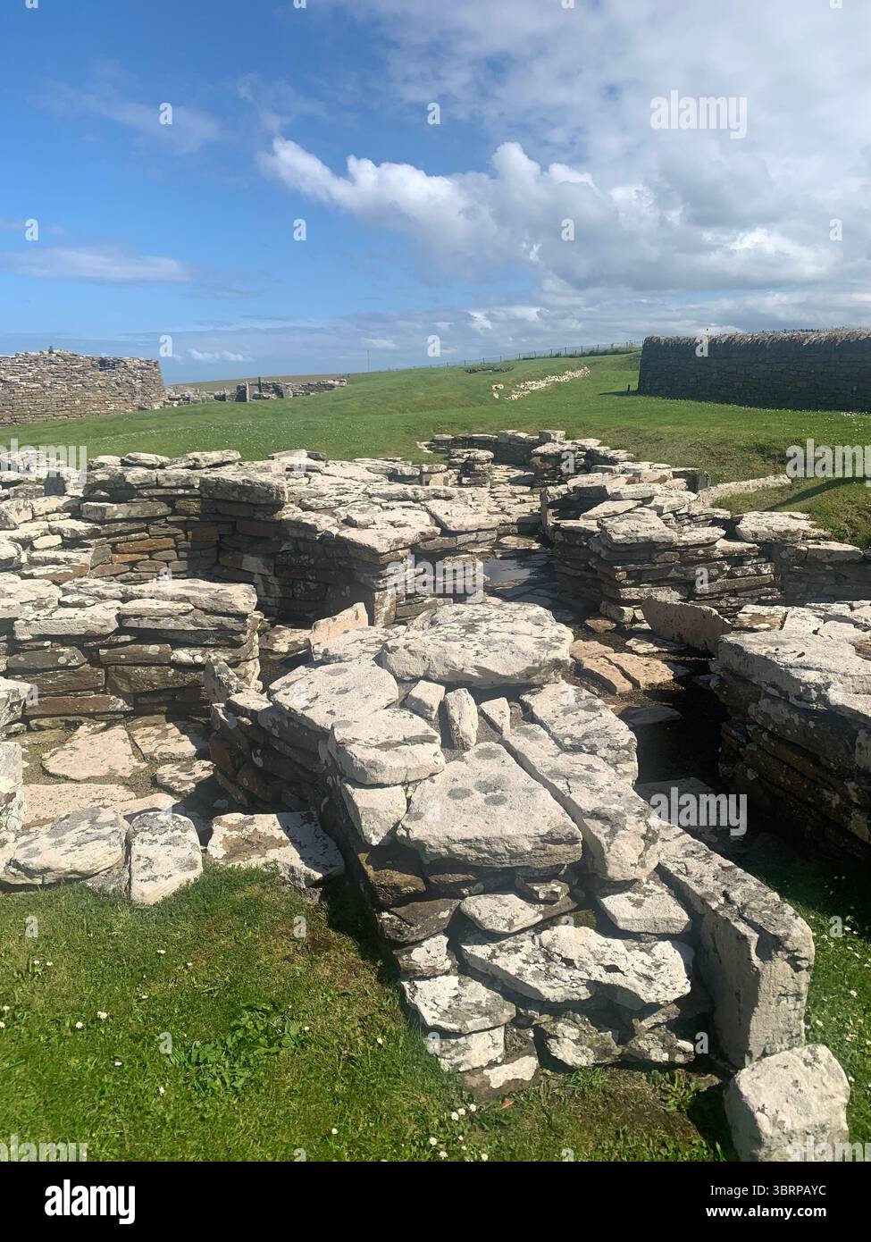 Der Broch of Gurness Scotland Orkneys Sand altes Dorf Eisenzeit Menschen historische Geschichte Gebäude Gebäude versteckte Landschaft Küste Meer - Smartphone-aufgenommenes Stockfoto