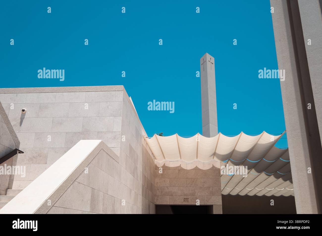 Modernes Gebäude mit blauem Himmel und Kopierraum für Text oder Grafiken, Architektur und Immobilienhintergrund Stockfoto