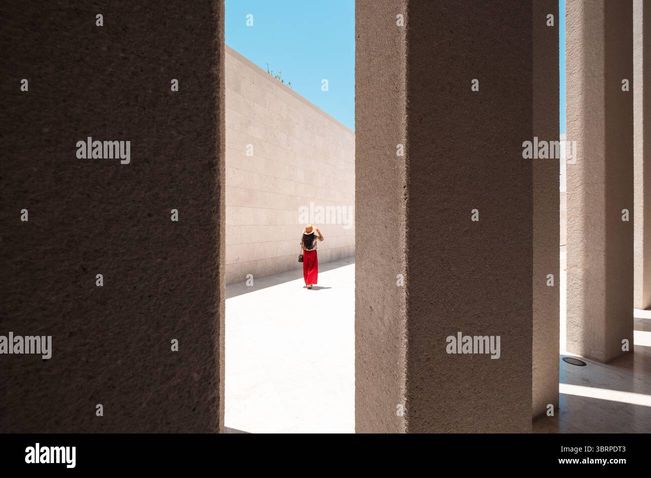 Stadtbesichtigung bei hellem Sonnenlicht, Museumsarchitektur mit hoher Steinmauer und blauem Himmel, filmische Reisen und Stockfotos der Architektur Stockfoto