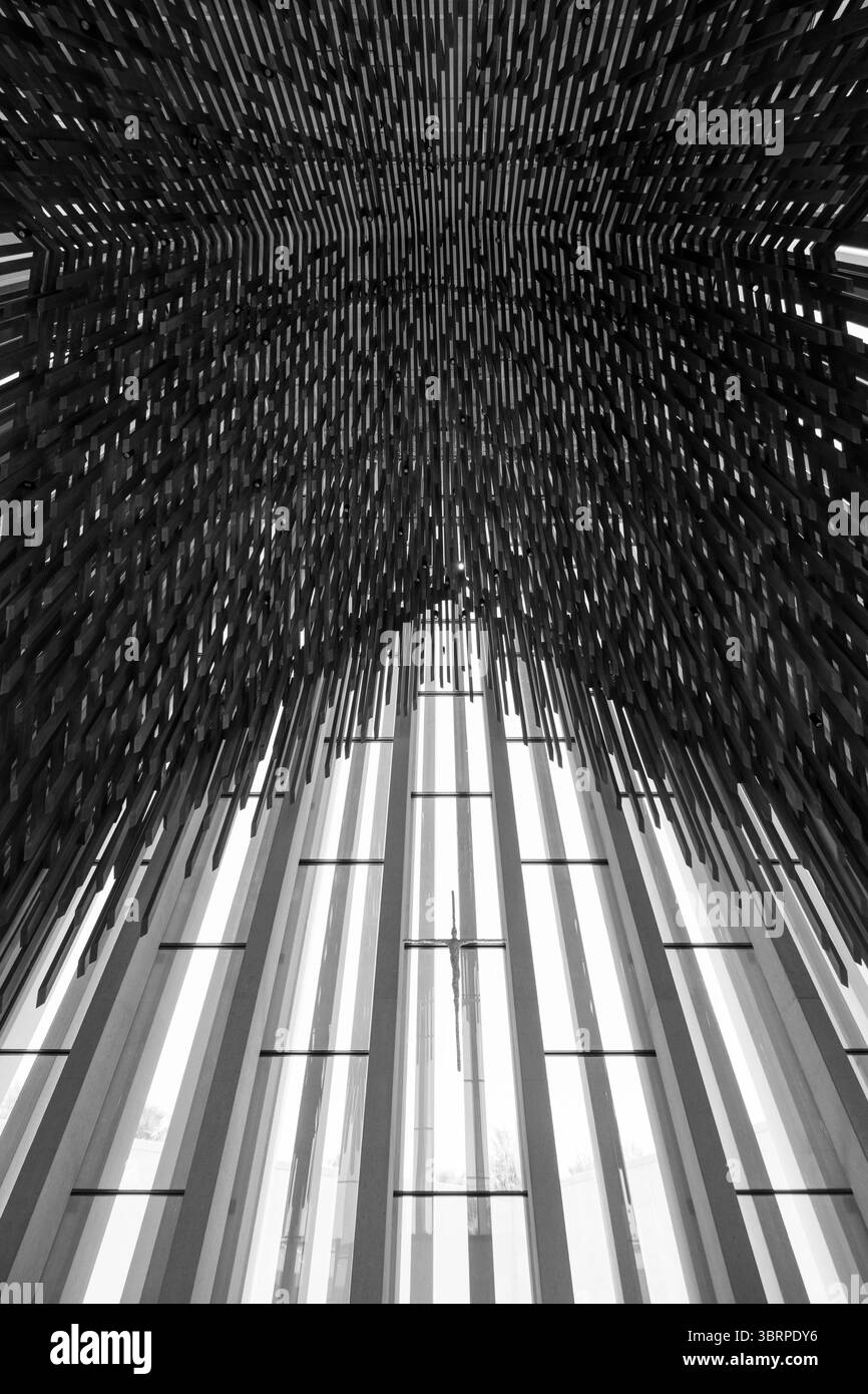 Abstrakter schwarz-weißer futuristischer Architekturhintergrund, modernes Kircheninnere mit hohen Glasfenstern und Kunstinstallation Stockfoto