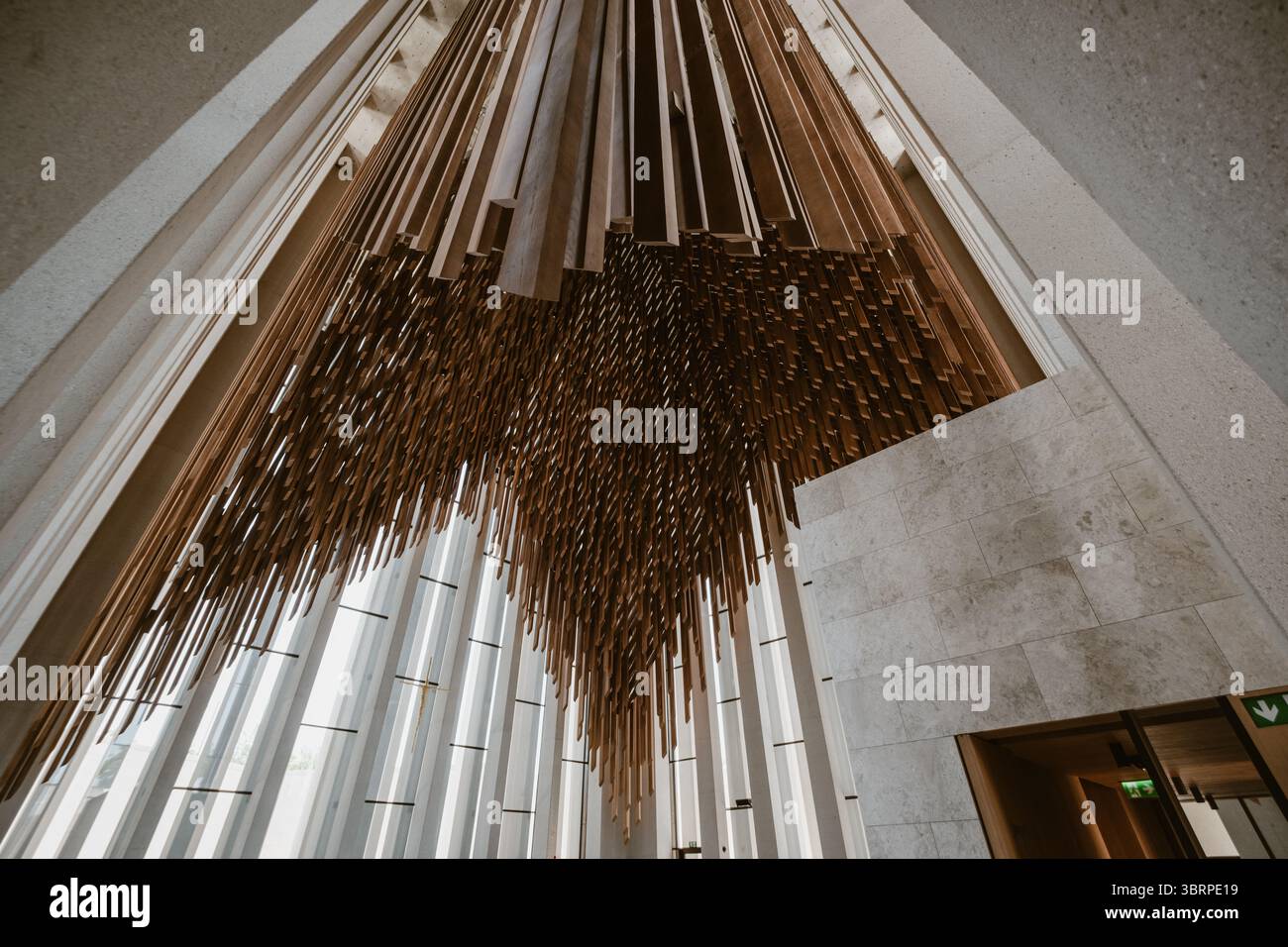 Abstrakte Holzskulptur im modernen Innenraum Stockfoto