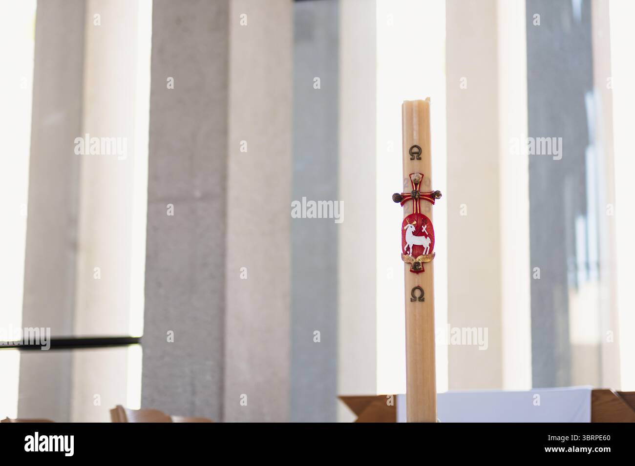 Modernes Kircheninnere mit Altar und Holzstühlen Stockfoto