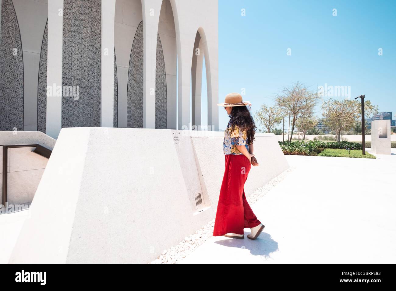 Ein Architekt erkundet moderne Gebäude, Museen und städtische Architektur, Touristen, Alleinreisen in den Vereinigten Arabischen Emiraten Stockfoto