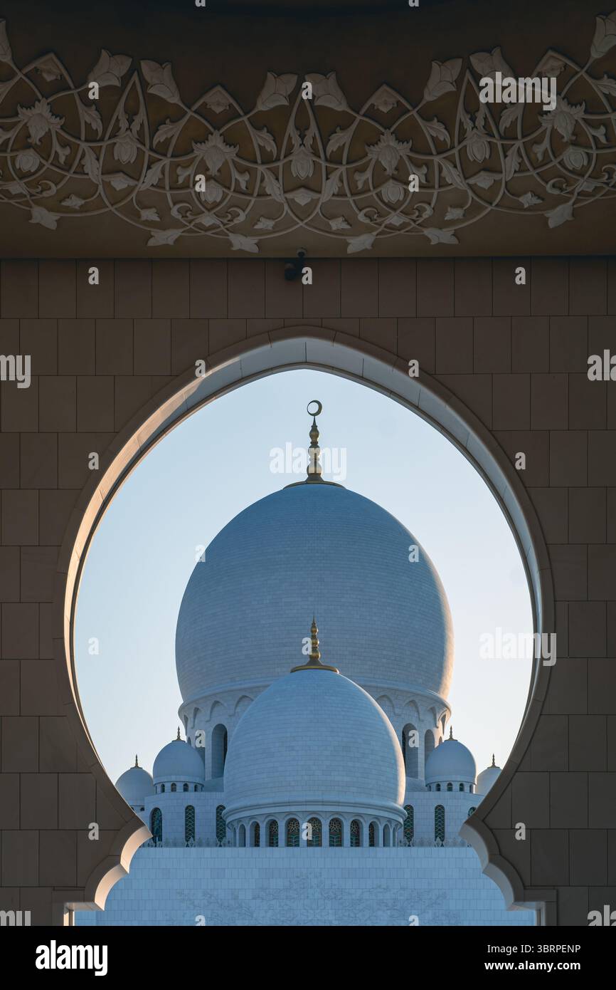 Bogen und Kuppel der Großen Moschee in Abu Dhabi, filmische Moschefotografie - vertikale Ansicht Stockfoto