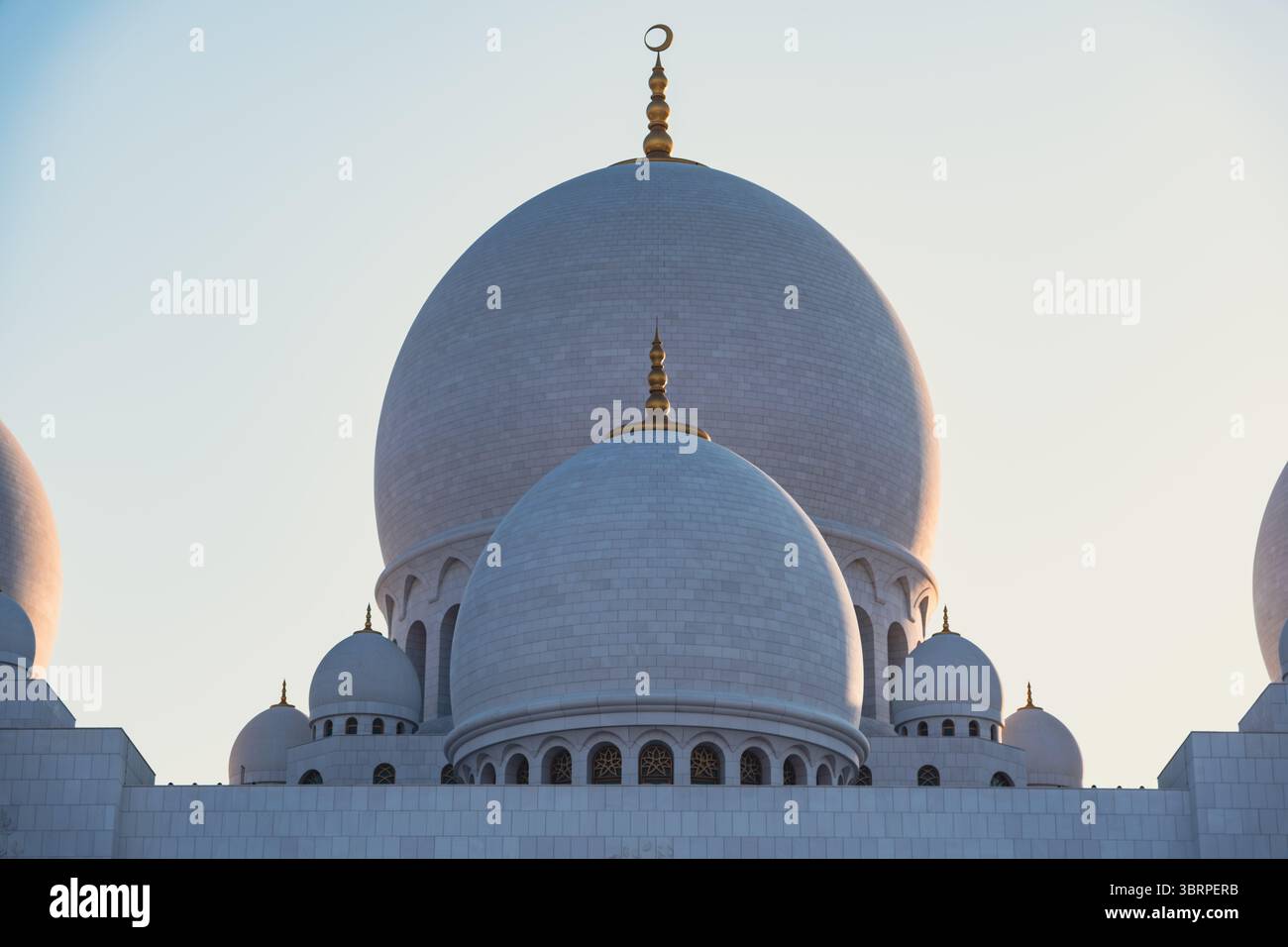 Kuppel der Großen Moschee in Abu Dhabi, weiße Marmorkuppel mit Kuppel und Halbmond Stockfoto