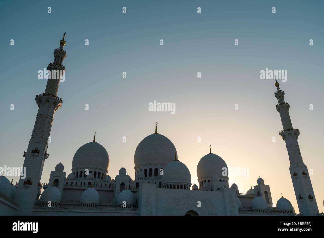 Silhouette einer großen Moschee mit Sonne hinter der Kuppel, filmische Moschee-Architektur Stockfoto, Kopierraum Hintergrund Stockfoto