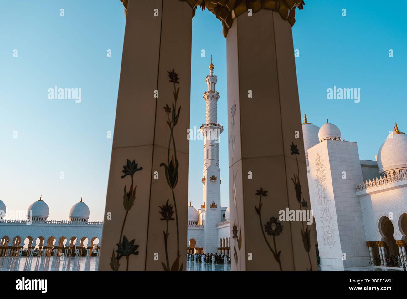 Große Moschee Säulen mit Blumeneinlage und Minarett-Ansicht Stockfoto
