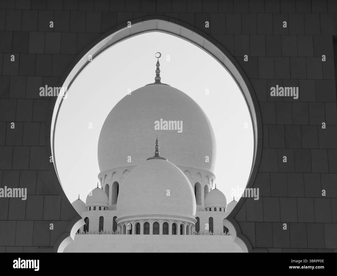 Islamischer Architekturbogen mit monochromer Moscheekuppel, Schwarzweiß-Kinoblick auf die Moschee-Architektur Stockfoto