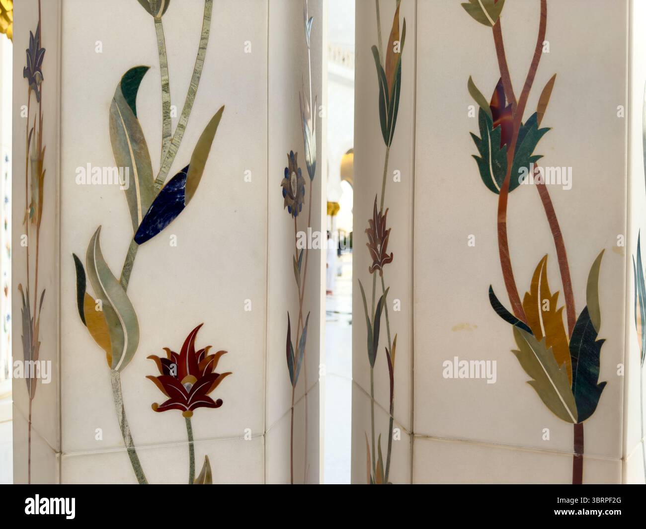 Komplizierte Details auf Säulen, elegante Muster und Intarsien in der Moschee Stockfoto