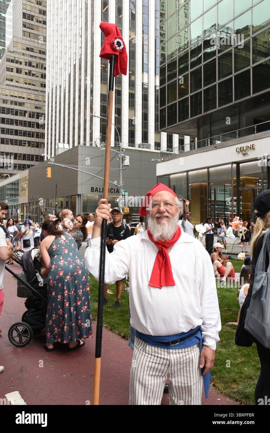 14. Juli 2025, %G: Bastille-Tag in New york. 13. Juli 2025, New york City, New york, u. S. A. der Bastille-Tag steht für die Revolution des französischen Volkes gegen die französische Monarchie und die Gründung der neuen französischen republik. Die Revolution fand am 14. juli 1789 statt, als ein Mob bewaffneter pariser eine mittelalterliche Festung und ein Gefängnis namens bastille auf der Ostseite von paris stürmte. Diese Aktion bewaffneter pariser markierte den Beginn der französischen Revolution und das Ende der Bourbon-Monarchie, die damals die herrschende Monarchie war. Obwohl die Revolution extrem brutal war, viele gasthöfe Stockfoto