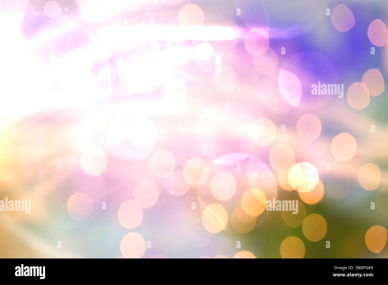 Digitale abstrakte Bokeh-Lichter leuchten über einen weichen Pastellverlauf und zeichnen sich durch Lichtstreuungen aus Stockfoto