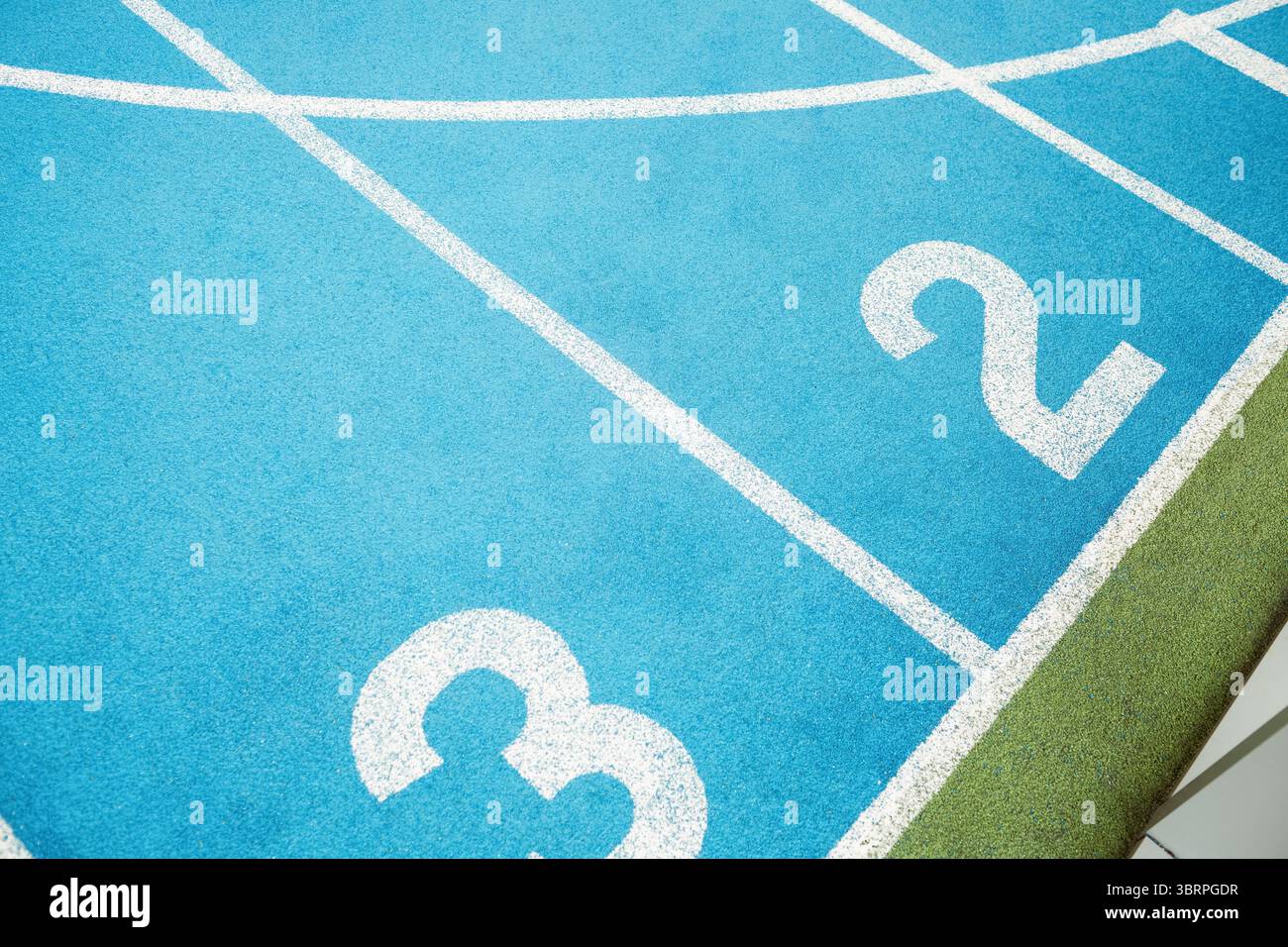 Hohe Ansicht der Zahlen auf der Schiene Stockfoto