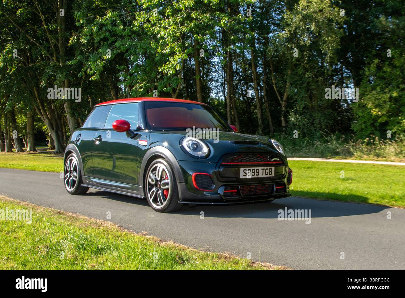 2015 Green Mini John Cooper Works Start/Stop Hatchback Car Benzinmotor 1998 ccm; auf der Mega MINI Oldtimer- und Performance-Ausstellung, Sammlern und Enthusiasten. UK Stockfoto