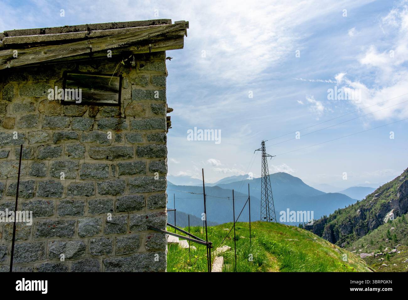 Verlassene und halb zerstörte Almhütte zwischen den Weidewiesen und den Granitgipfeln der Lagorai in Trient Italien Stockfoto
