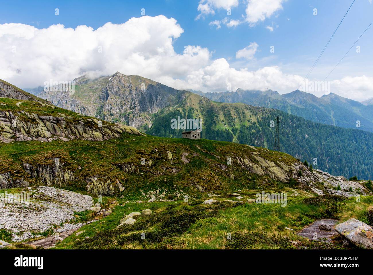 Verlassene und halb zerstörte Almhütte zwischen den Weidewiesen und den Granitgipfeln der Lagorai in Trient Italien Stockfoto