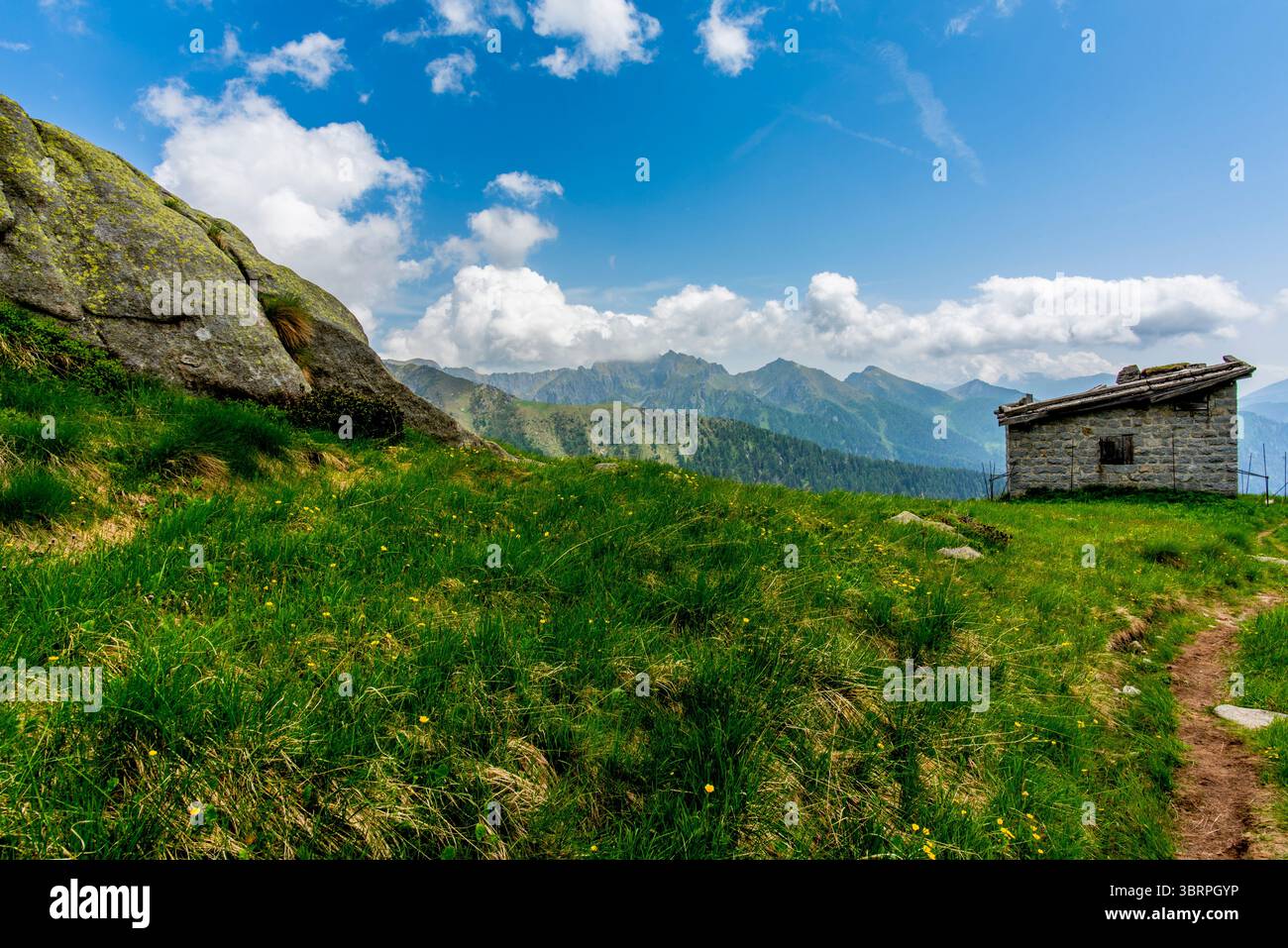 Verlassene und halb zerstörte Almhütte zwischen den Weidewiesen und den Granitgipfeln der Lagorai in Trient Italien Stockfoto