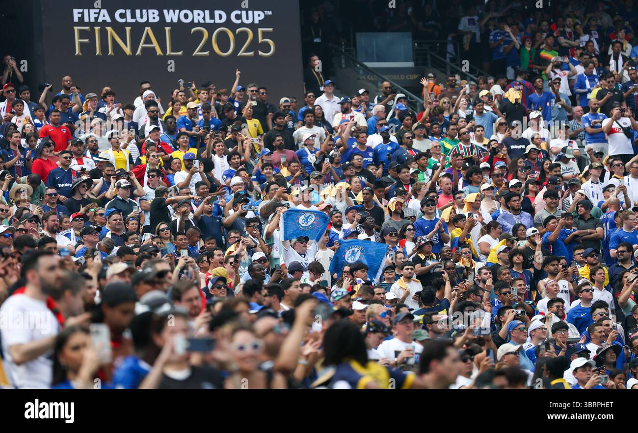 New Jersey, USA. Juli 2025. Die Zuschauer reagieren auf das Endspiel zwischen Chelsea FC (England) und Paris Saint-Germain (Frankreich) bei der FIFA Club-Weltmeisterschaft 2025 im MetLife Stadium, New Jersey, USA, 13. Juli 2025. Quelle: Li Ming/Xinhua/Alamy Live News Stockfoto