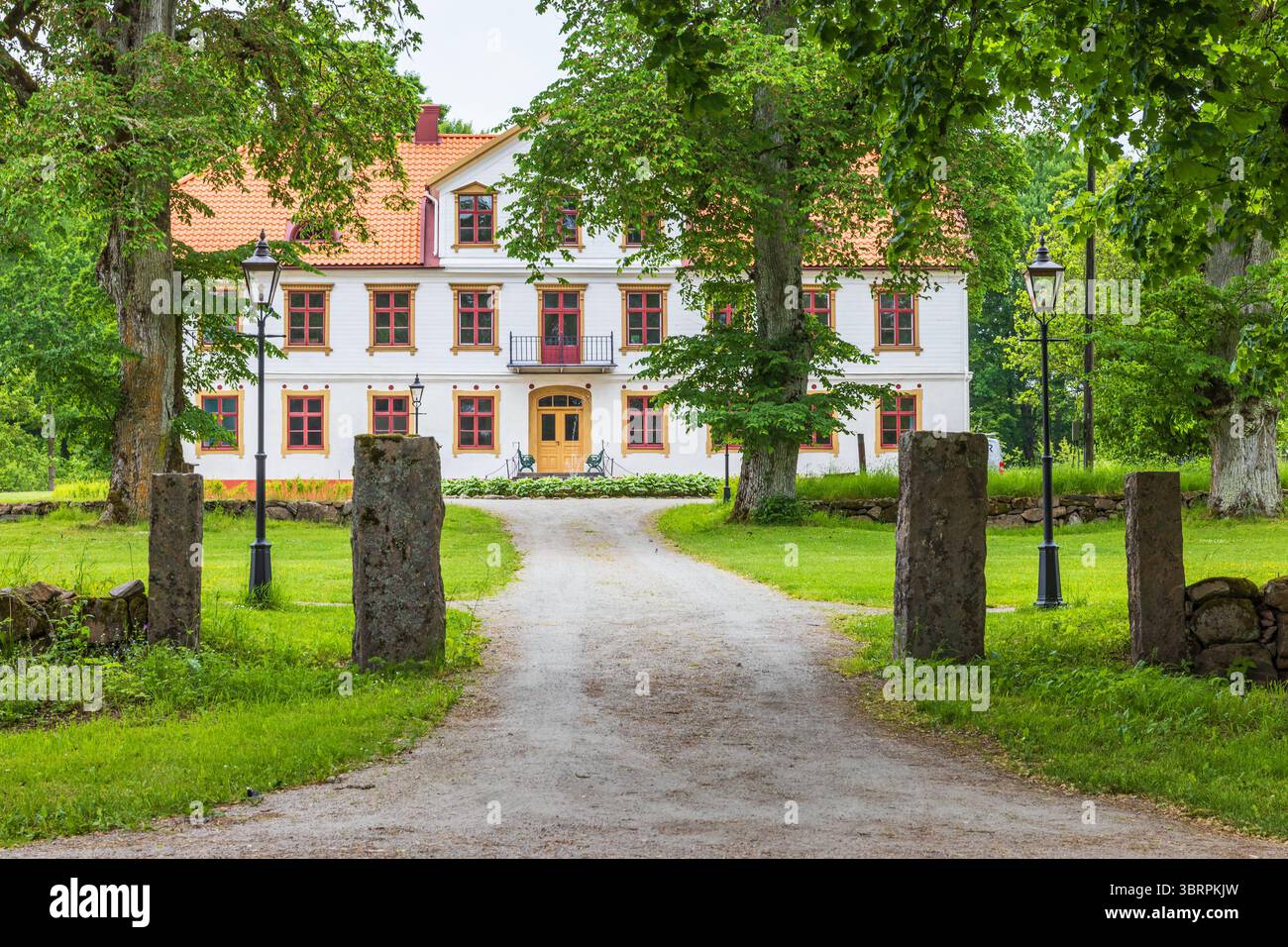 Straße zu einem Herrenhaus auf dem Land Stockfoto