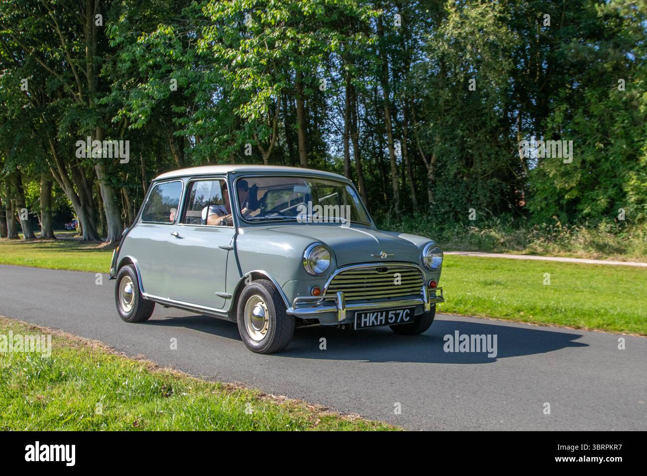 1965 60er Jahre Tweed Grey Morris Mini Cooper S Auto Benzin 970 ccm; auf der Lytham Hall Mega MINI Oldtimer und Performance, Sammler und Enthusiasten Motorshow. UK Stockfoto