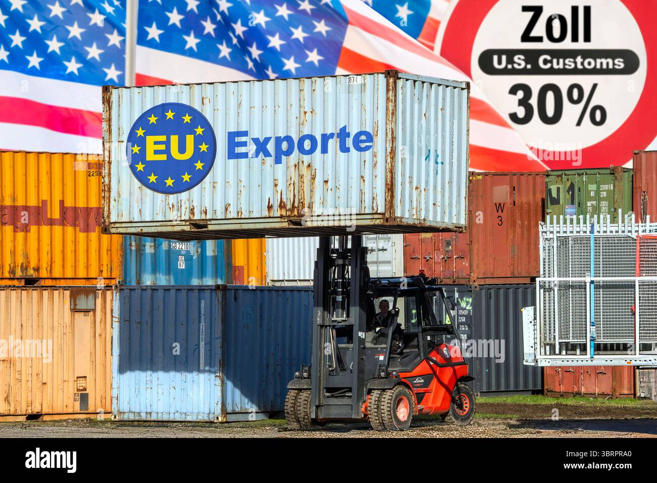Neue hohe Zölle von 30 Prozent auf EU-Export in die USA, Symbolfoto: Container mit europäischen Waren werden durch Zollschranke blockiert, Juli 2025 Deutschland, Juli 2025, neue US-Zölle von 30 Prozent für europäische Handelspartner, Trump hat für den 1. August angekündigt, EU-Import stärker zu besteuern, Symbolfoto: Container mit europäischen Waren werden durch US-Zollschranke blockiert, Schranke mit Schild Zoll, U.S. Customs, Trumps Strafzölle drohen zu einem internationalen Handelskrieg zu führen, Handelsschranke, Handel, Wirtschaft, Fotomontage, Politik, *** neue hohe Zölle von 30 Prozent Stockfoto